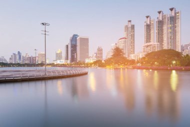 İş Merkezi yansıma su göl, cityscape arka plan kurma