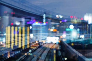 Şehir gece bulanıklık bokeh ışık, arka plan hareketli tren yolu kavisli
