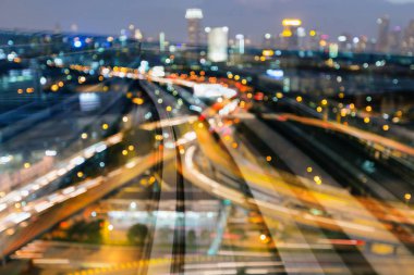 Gece bulanıklık bokeh şehir ışık üzerinde parça hareket tren, arka plan