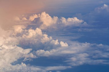 Mavi gökyüzü ve beyaz bulutlar, doğal peyzaj arka plan