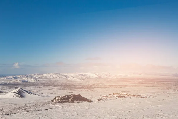 自然景观冰岛冬季与清晰的蓝天背景 — 图库照片