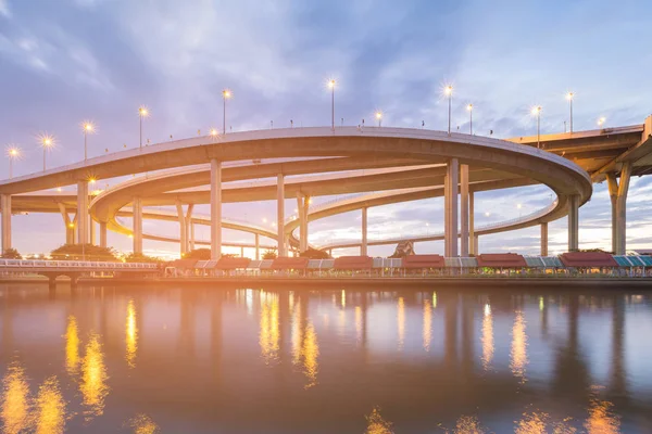 Motorveiforbindelse Elvefront Refleksjon – stockfoto