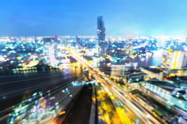 Havadan görünümü şehir tren parça hareket, arka plan üzerinde gece hafif bulanıklık