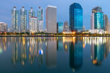 Bina cityscape downtown arka plan su yansıması ile alacakaranlık şehir