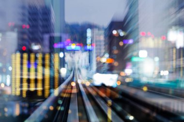 Tain parça hareket önde gelen bokeh ışık şehir şehir, arka plan mavi