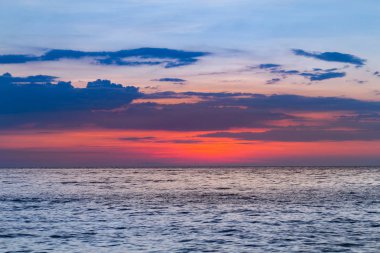 Deniz Sahil manzarası, doğal peyzaj arka plan üzerinde sonra günbatımı gökyüzü