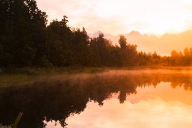 Yansıma ile Matheson su göl sabah, Yeni Zelanda doğal peyzaj arka plan