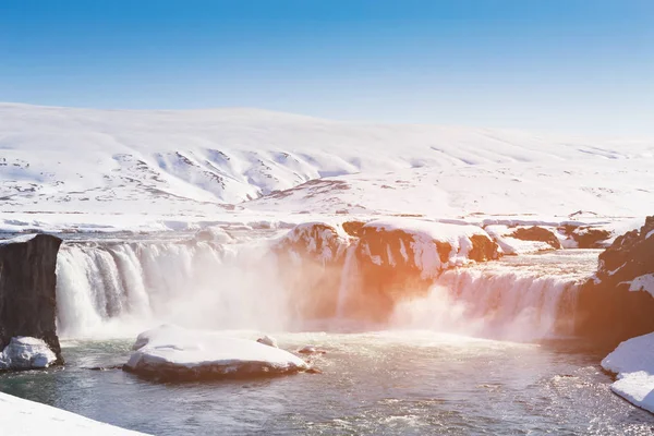 戈达弗罗斯瀑布与清晰的蓝天背景 冰岛冬季自然景观 — 图库照片
