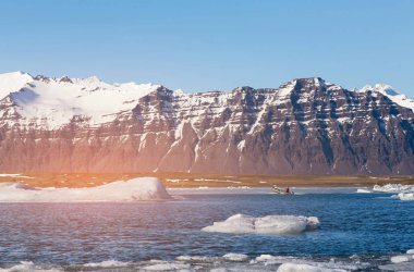 Siyah yanardağ dağ, doğal peyzaj arka plan ile kış sezonu Izlanda su Gölü