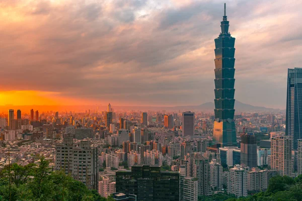 Taipei Şehir Siluetinin Üzerinde Gün Batımı Sonra Cityscape Şehir Merkezi — Stok fotoğraf