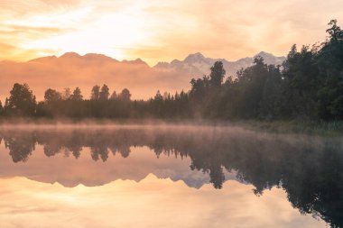 Matheson Doğal Su Gölü 'nde Sabah, Yeni Zelanda Doğal Manzara 