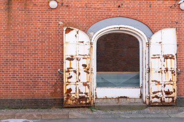 Kırmızı tuğlalı duvar antik kapı, model ve arkaplan