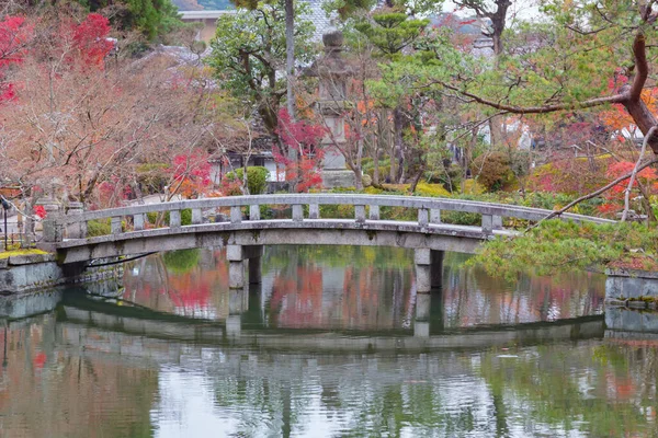 Reflectie Stenen Brug Openbaar Park Tijdens Het Najaar — Stockfoto