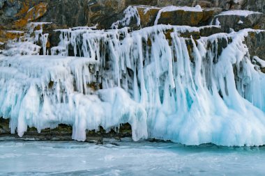 Kara kaya duvarındaki buz, Baykal Gölü, Rusya kış mevsimi doğal manzara