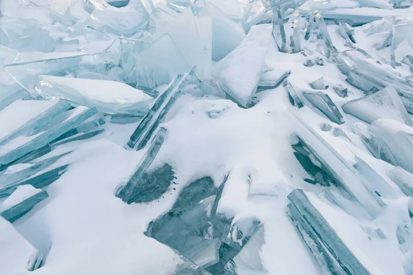 凍結割れた冬の氷の湖 バイカルロシアの冬の季節自然景観の背景 — ストック写真