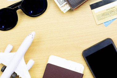 Ahşap masa üzerinde seyahat aksesuarları seyahat için