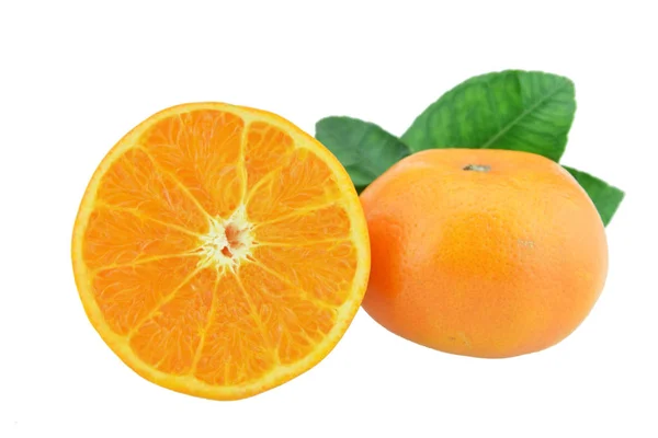 Orangenfrucht Mit Hälfte Und Blättern Isoliert Auf Weißem Hintergrund — Stockfoto