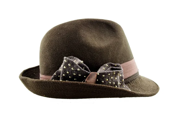 白い背景の上の弓できれいな茶色帽子 — ストック写真