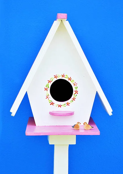 Birdhouse Isolé Sur Fond Bleu — Photo