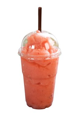 Beyaz arka plan üzerinde plastik kap içinde çilek güler yüzlü