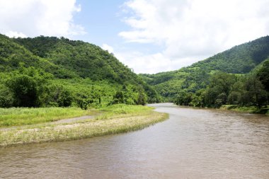 Peyzaj dağlar ağaçları ile ve bir nehir (dabunu Tayland)