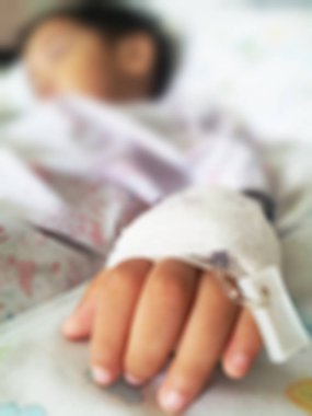 çocuk hasta hastanede serum fizyolojik şarapla, bulanıklık ve 