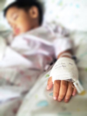 çocuk hasta hastanede serum fizyolojik şarapla, bulanıklık ve 