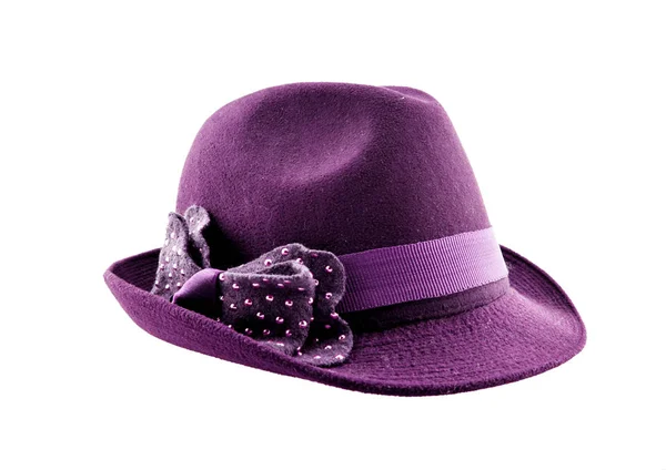 白い背景に弓を持つ紫色のかわいい帽子. — ストック写真