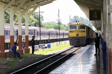Tren istasyonuna varıyor, Chiangmai tren istasyonu.
