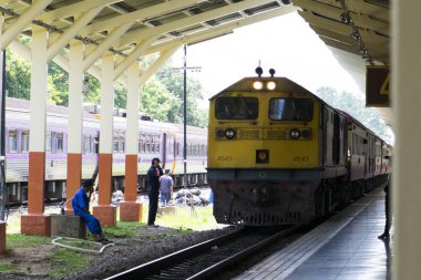 Chiangmai tren istasyonu. Platformdaki tren.