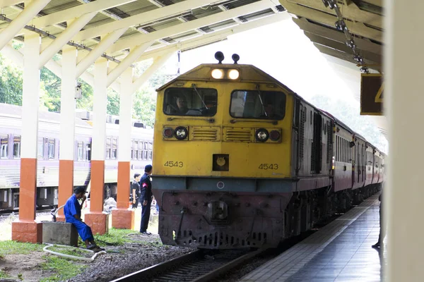 Tren istasyonuna varıyor, Chiangmai tren istasyonu.
