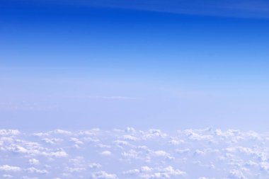 Küçük bulutlu mavi gökyüzü arkaplanı