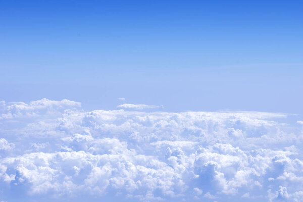 Голубой фон неба с крошечными облаками