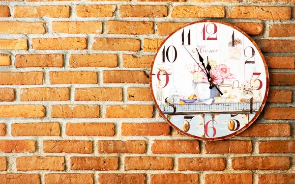 Gammelt ur på mursten væg baggrund - Stock-foto