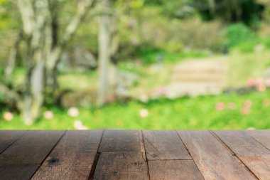 Boş tahta masa ve güneşli soyut bulanık arkaplan