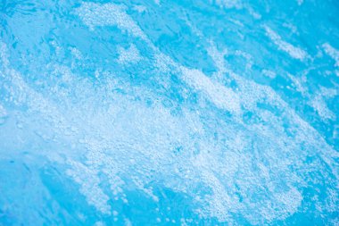 Mavi temiz su jakuzide. Spa masaj arka planı.