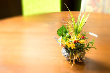 Tahta masadaki vazoda çiçekler. Ev dekoru