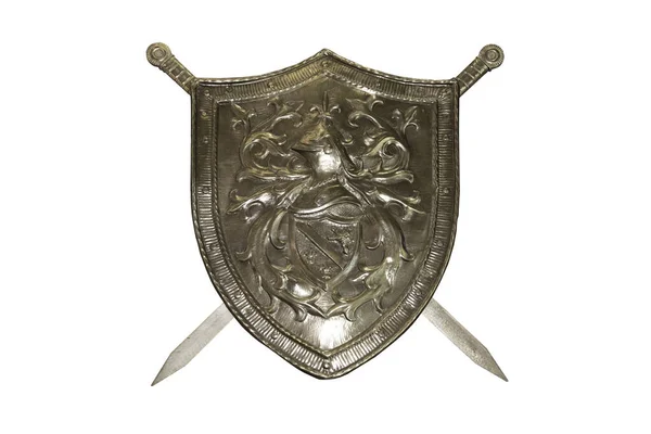 Ortaçağ kalkanı ve beyaza ayrılmış iki kılıç.