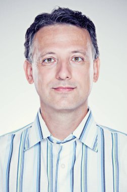 Mutlu bir şekilde gülümseyerek camer çekici bir üst düzey adam portresi