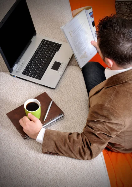 Evde reserching ve içme cofe işadamıdır