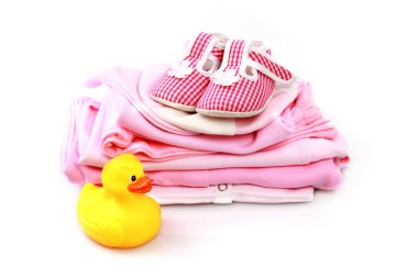 Beyaz arka planda bebek kıyafetleri ve plastik ördek.
