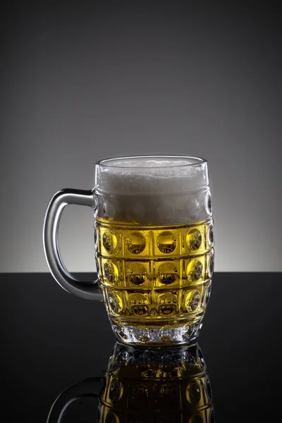 Volles Bier Und Glas Mit Dunklem Hintergrund — Stockfoto