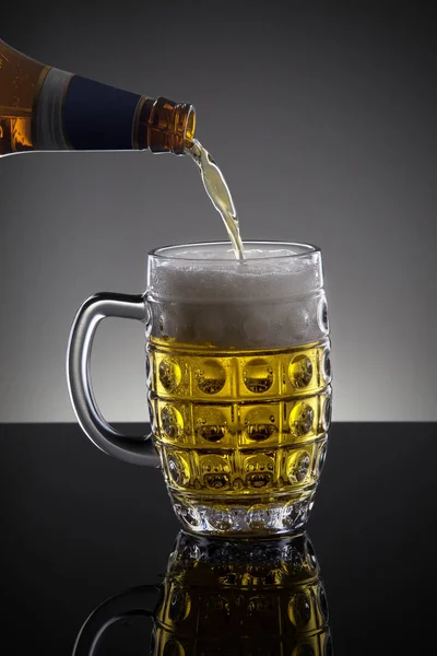 Bier Das Aus Einer Flasche Auf Den Dunklen Hintergrund Gegossen — Stockfoto