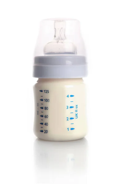 婴儿奶瓶里的牛奶在白色的背景上 与白种人隔离 — 图库照片