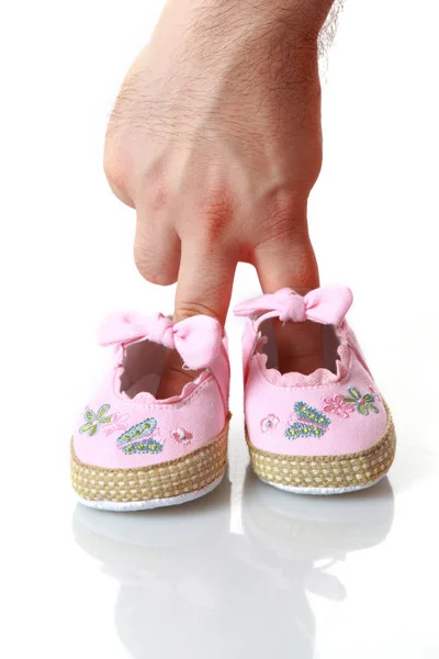 Ein Vater Hält Winzige Babyschuhe Mit Zwei Fingern — Stockfoto