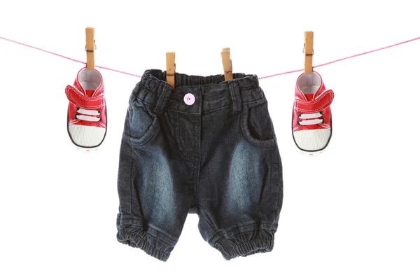 Bebek Eşyaları Beyaz Arka Planda Çamaşır Ipinde Asılı — Stok fotoğraf