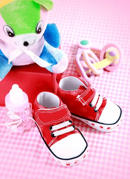 Sapatos Bebê Vermelho Fundo Xadrez Rosa — Fotografia de Stock