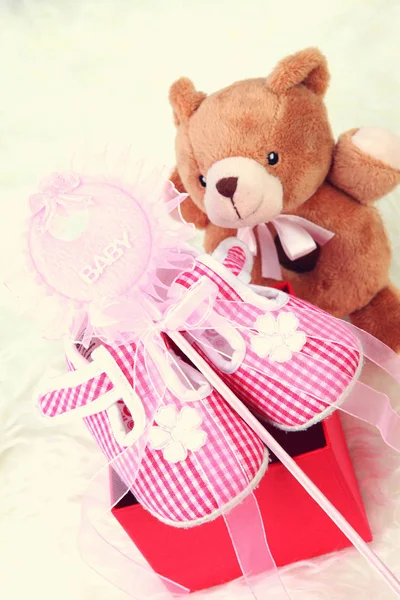 Roze Babyschoenen Met Teddybeer Baby Concept — Stockfoto