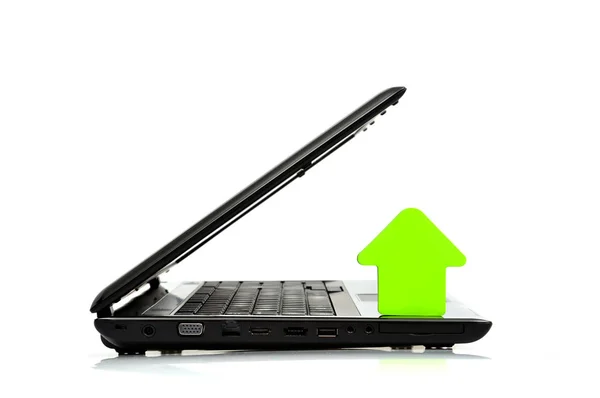 Side View Laptop Και Πράσινο Βέλος Στο Λευκό Φόντο — Φωτογραφία Αρχείου