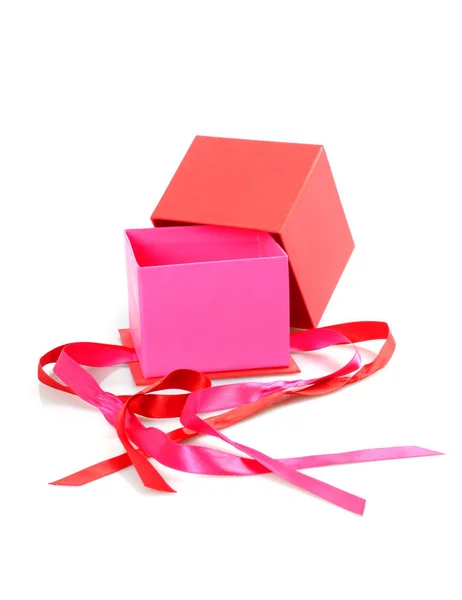 白色背景上的红色礼品盒 — 图库照片